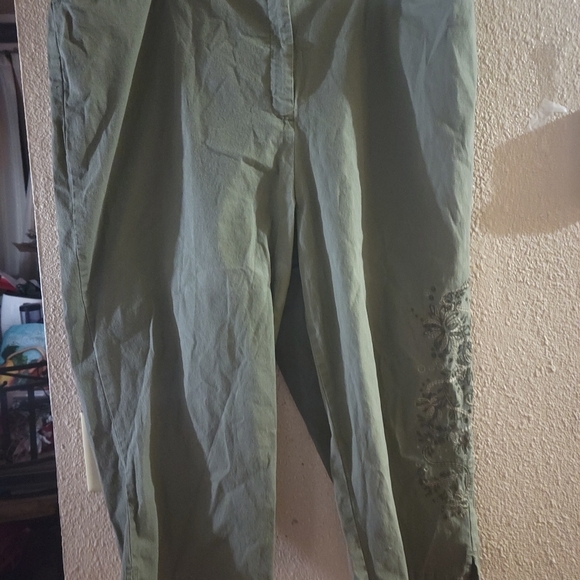 LiZ&Me. Khaki Pants with design size 24  green capri - Picture 4 of 6